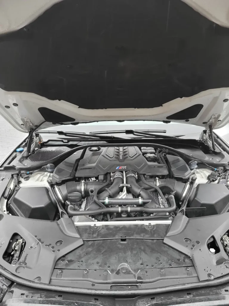 Silnik S63 V8 biturbo w BMW M5 podczas serwisu