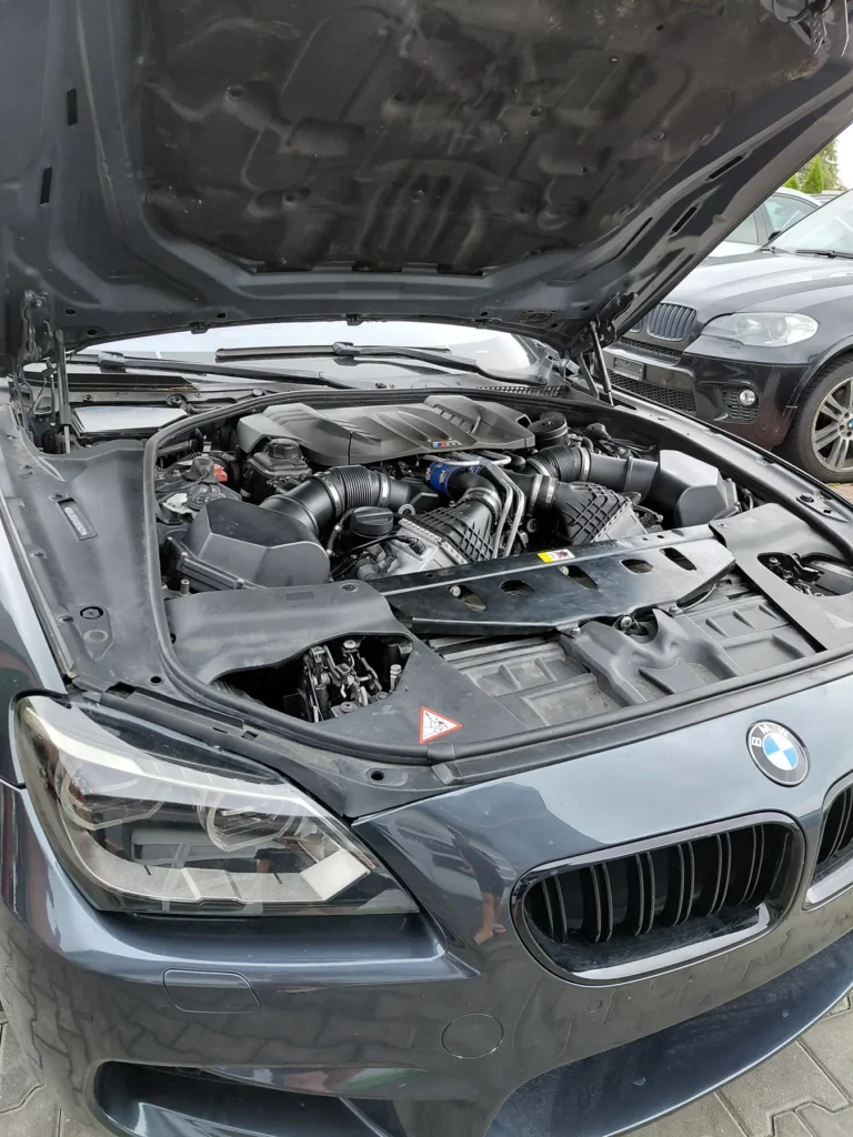 BMW M5 z silnikiem S63 V8 biturbo podczas obsługi