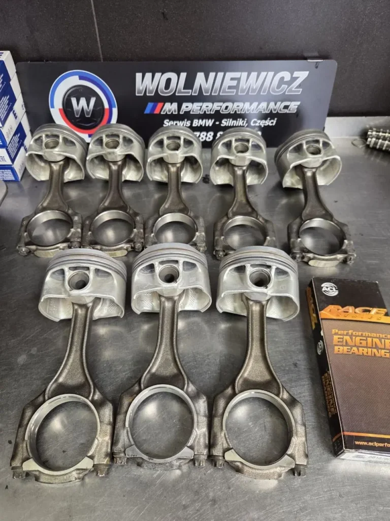 Komplet tłoków i korbowodów silnika V8 przygotowany do regeneracji