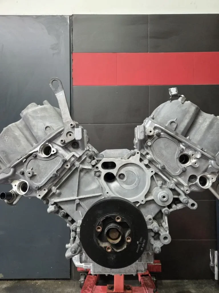 Silnik BMW V8 na stojaku podczas prac montażowych