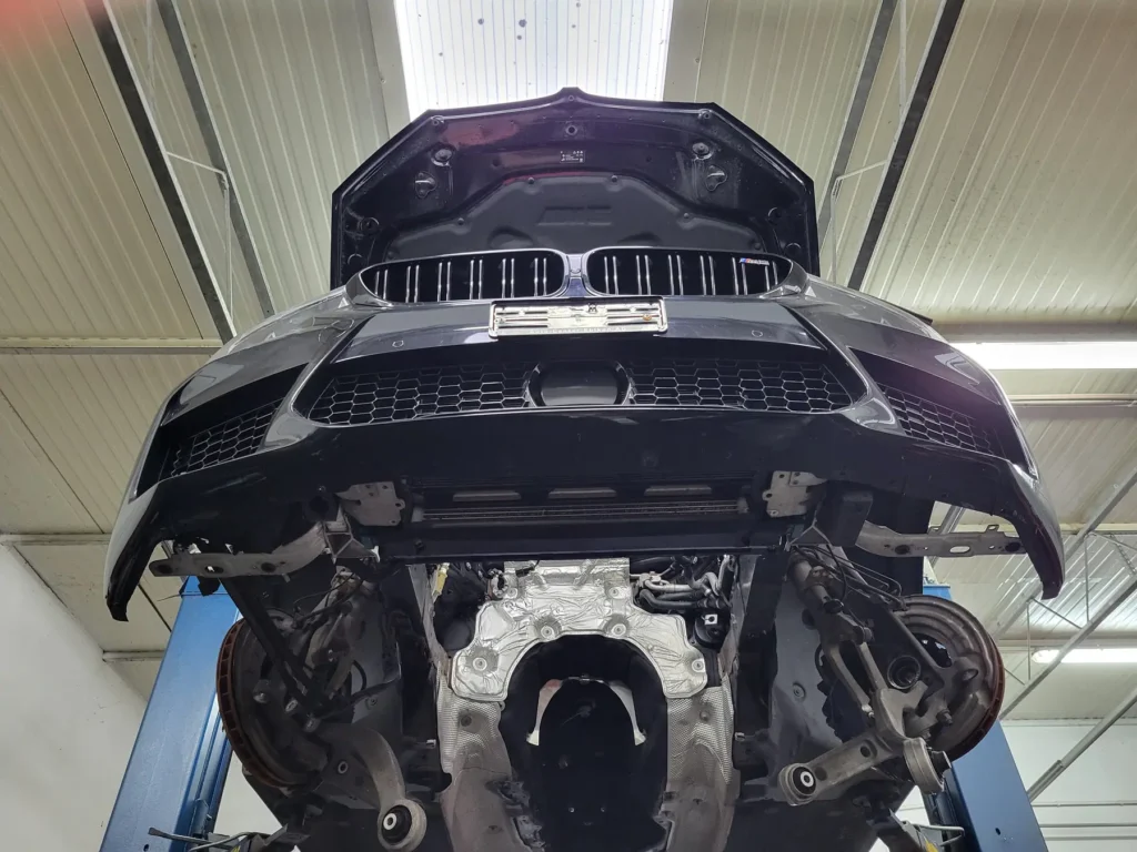 BMW na podnośniku podczas demontażu zespołu napędowego